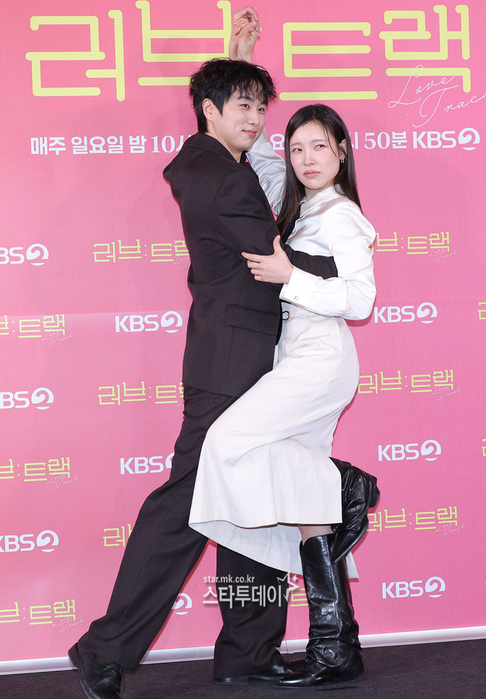 문동혁 “‘<b>러브</b>: <b>트랙</b>’ 대본 충격...김아영 날 만들어줘”