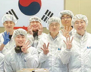 한컴인스페이스 세종 4호 개발진이 검증 시험을 마친 뒤 김홍봉 전무(맨 오른쪽)와 기념 촬영을 하고 있다. 한컴인스페이스