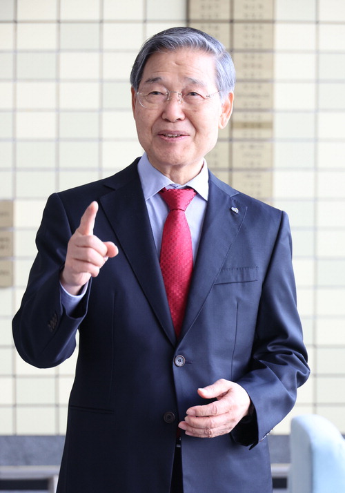 감경철 CTS기독교TV 회장이 9일 서울 노량진 사옥에서 매일경제와 인터뷰하고 있다. 
 이승환 기자