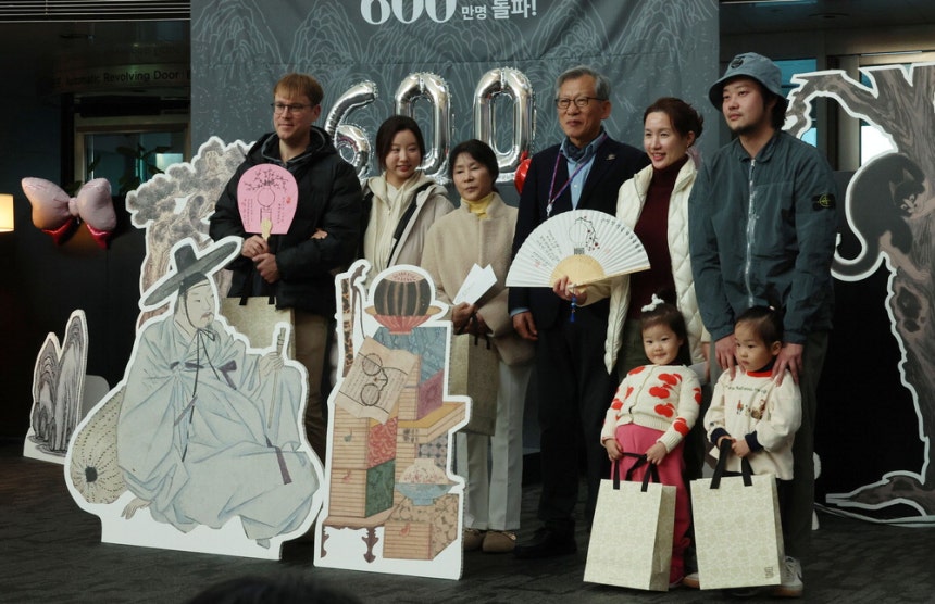 11일 서울 용산구 국립중앙박물관의 연간 누적 관람객이 600만명을 돌파한 가운데 600만번째 관람객인 노용욱 씨(왼쪽 여섯째)가 쌍둥이 자녀 등 가족과 함께 유홍준 국립중앙박물관