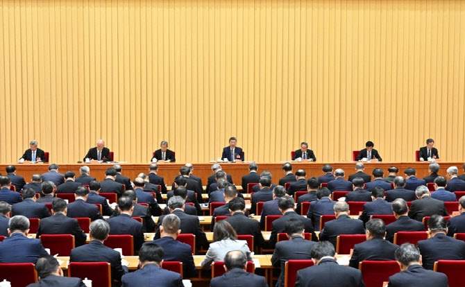  11일 시진핑 중국 국가주석(가운데)이 중국 베이징에서 열린 중앙경제공작회의를 주재하고 있다.<중국 국무원>