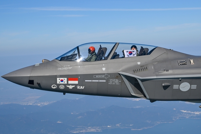  공군참모총장이 한국형전투기 KF-21 시험비행을 하는 모습.공군 제공