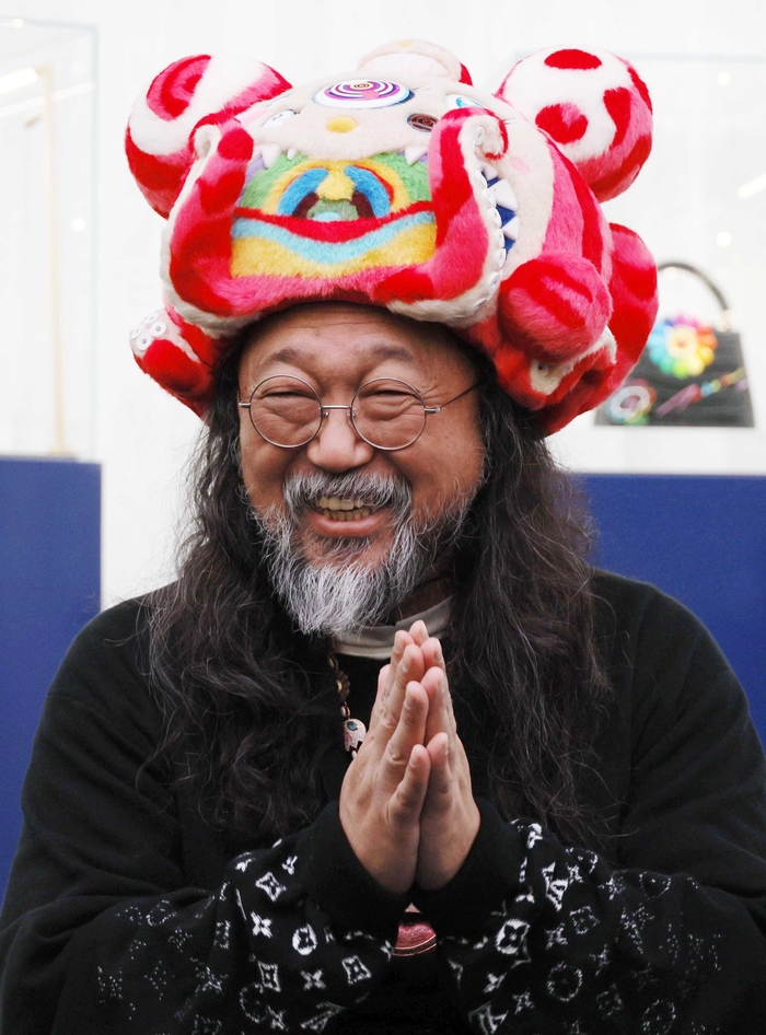 “지하철 1호선 어르신”으로 불리던 오타쿠 예술가, 명품 뮤즈 된 사연