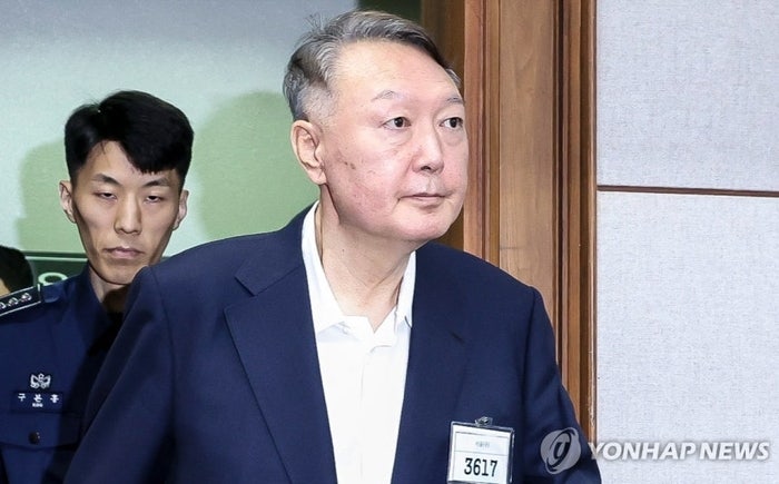 “<b>계엄</b>은 <b>액션</b>, 전파해라”…윤석열, 12·3 다음날 외신대변인에게 <b>지시</b>