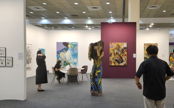  지난 9월 서울 강남구 코엑스에서 개막한 국제아트페어‘키아프(Kiaf) 서울’전경.생존 국내 작가의 작품이나 조각·설치 작품은 양도가액이나 시세 차액(소득)에 상관 없이 양도소득세가 부과되지 않는다.송경은 