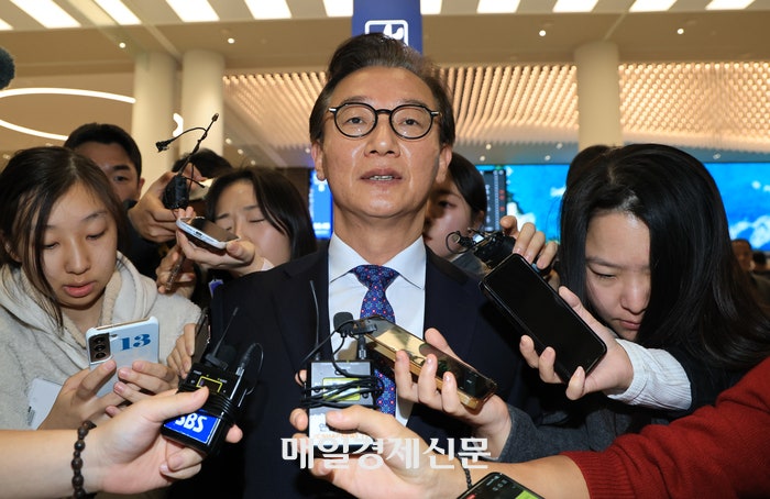  통일교로부터 금품을 수수했다는 의혹을 받는 전재수 해양수산부 장관이 11일 오전 인천국제공항 제2터미널을 나서며 취재진의 질문에 답하고 있다.이날 전 장관은 관련 의혹을 전면 부인하고,장관직을 내려놓는다고 밝혔