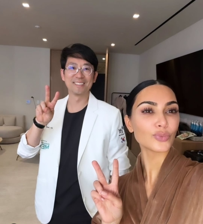  모델 겸 사업가 유명 인플루언서 킴 카다시안이 한국 피부과 원장을 미국에 초청한 것이 알려져 화제가 되고 있다.[정재윤 원장 인스타그램 캡처]