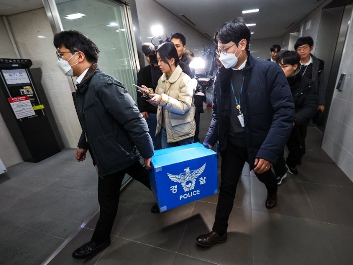  지난 9일 오후 압수수색이 진행중인 송파구 쿠팡 본사에서 경찰 관계자들이 상자를 들고 나서고 있다.[연합뉴스]