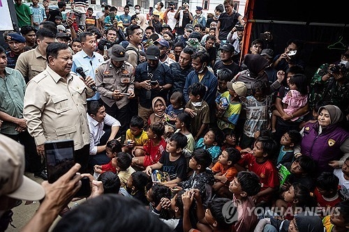  최근 폭우로 인한 홍수와 산사태로 인도네시아 수마트라섬에서 발생한 사망자 수가 1000명을 넘었다.[연합뉴스][