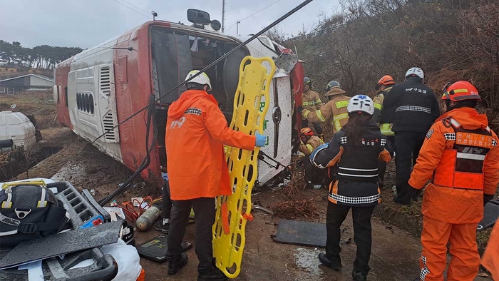 전북 정읍에서 시외버스가 가드레일을 뚫고 추락하는 사고가 발생했다.[사진제공 = 전북소방본부]