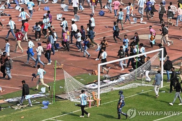 “메시 안 보이잖아”…<b>인도 팬</b>들 경기장서 <b>난동</b>, 무슨 일?