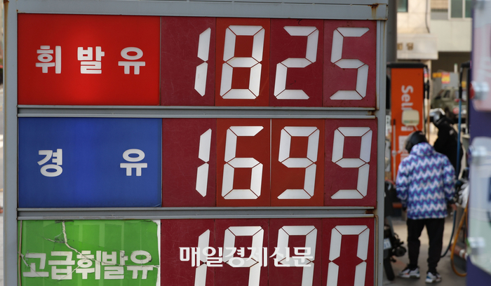  하락세인 국제유가와 반대로 주유소 휘발유 가격은 오름세를 이어가면서 원달러 환율 이슈가 주목되는 가운데 2일 서울의 한 주유소에서 고객이 주유를 하고 잇다.2025.12.2 [이승환기자]