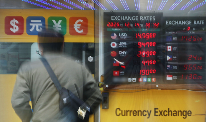  달러 약세 속 이달 환율 평균 1470원 돌파 (서울=연합뉴스) 김인철 기자 = 12월 원ㆍ달러 환율 평균이 1,470원을 넘으며 외환위기 이후 월간 기준 최고 수준인 것으로 나타난 14일 서울 중구 명동의