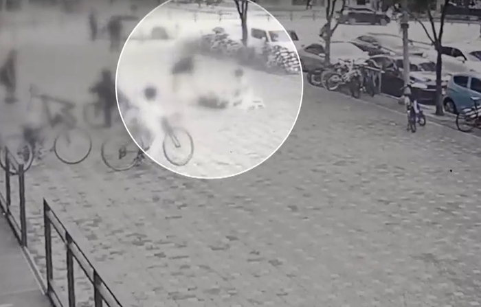  지난 10월 인천 연수구 송도 한 인도에서 딸을 향해 달리던 전동 킥보드에 치인 여성이 중태에 빠졌다가 의식을 찾았으나 현재 기억 상실 상태인 것으로 알려졌다.[KBS 캡처]