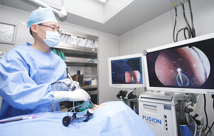  이상덕 하나이비인후과병원장이 부비동 환자를 수술하고 있다.최근 임플란트 시술이 급증하면서 치아 관리를 제대로 하지 않아 염증이 코 주변 부비동까지 번지는 환자들이 늘어나고 있다고 이 원장은 밝혔다.[하나이비인후