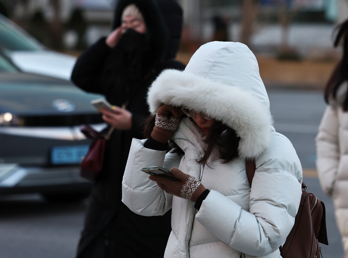  서울의 최저기온이 영하 10도 가까이 떨어진 4일 오전 서울 광화문네거리 일대에서 시민들이 추위 속 출근길 발걸음을 옮기고 있다.[뉴스1]