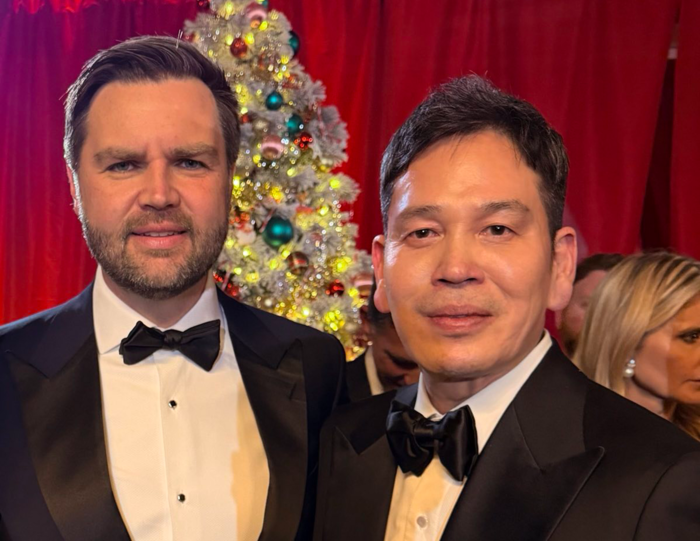  정용진 신세계그룹 회장이 지난 12일(현지시각) 미국 워싱턴 DC서 열린 J.D.밴스 미국 부통령 주최 성탄절 만찬에서 밴스 부통령과 사진 촬영을 하고 있다.신세계그룹