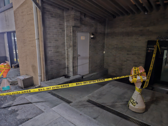  14일 오후 서울 중구 한 건물에서 신생아가 유기된 채 심정지 상태로 발견돼 경찰이 조사에 나섰다.사진은 유기된 신생아가 발견된 장소.[문광민 기자]