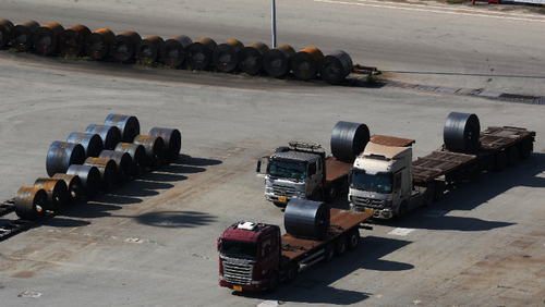  G20 국가들의 무역 규제가 역대 최고 수준으로 급증하며 보호무역이 구조화되고 있고,EU의 CBAM·철강 규제 등으로 내년 한국 기업들의 수출 부담이 크게 커질 전망이다.사진은 경기도 평택항에 철강 제품이 쌓여