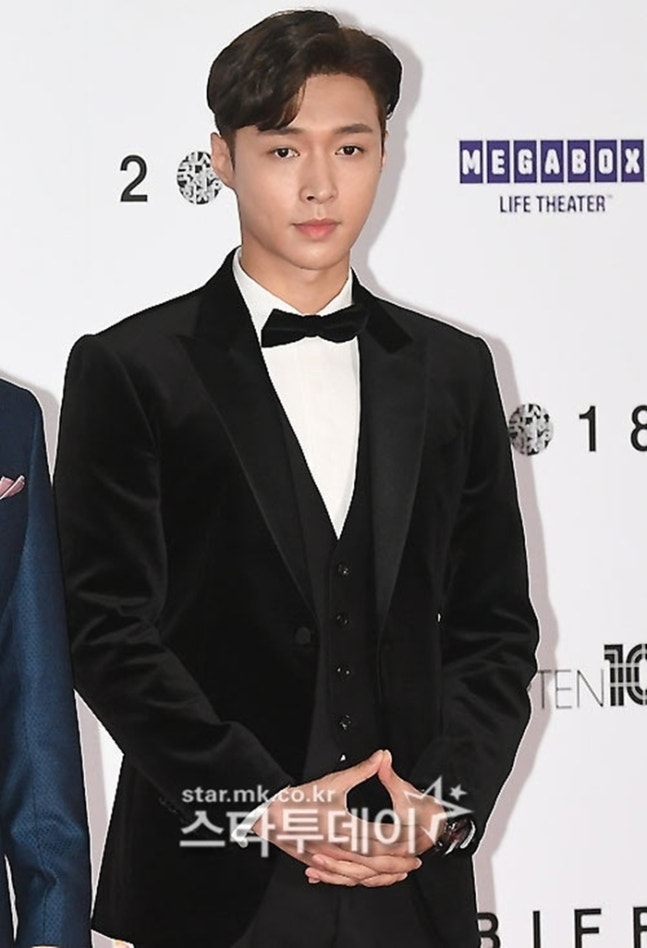 엑소 <b>레이</b>, <b>팬미팅</b> 당일 <b>불참 사과</b>…“중국 중요 행사 때문”