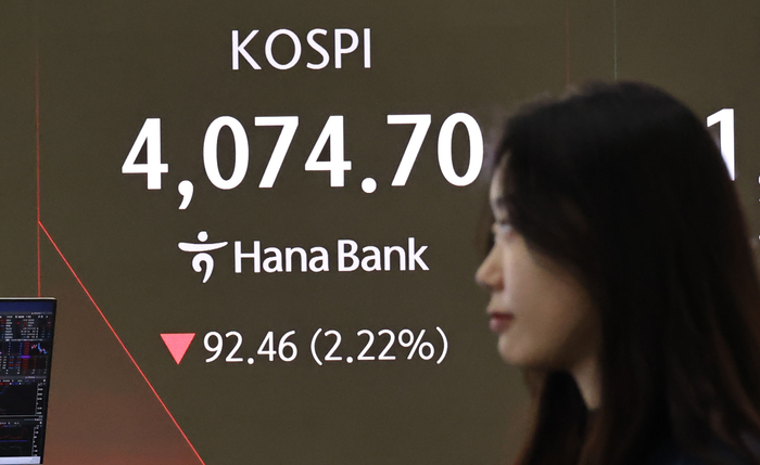  15일 서울 중구 하나은행 딜링룸 현황판에 코스피 등이 표시되고 있다.[연합뉴스]