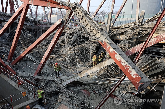  지난 11일 오후 광주 서구 치평동 광주대표도서관 건립공사장에서 붕괴 사고가 발생해 소방대원들이 매몰자 구조 작업을 벌이고 있다.연합뉴스