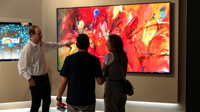  지난 5~7일(현지시각) 미국 마이애미 비치 컨벤션 센터에서 열린‘아트 바젤 마이애미 비치’에서 관람객들이 삼성 마이크로 RGB에 전시된 린지 애덤스 작가의 작품‘파이어 디스 타임(Fire This Time)’