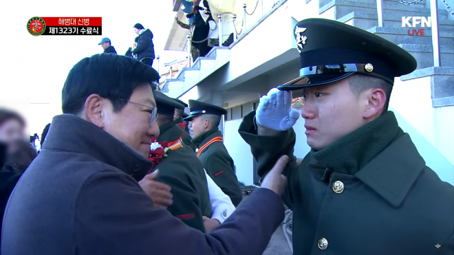  박정희 전 대통령의 장손인 세현(오른쪽)씨가 지난 4일 해병대 병사 수료식에서 아버지 박지만 EG회장에게 경례하고 있다.[국방홍보원 유튜브 캡처]