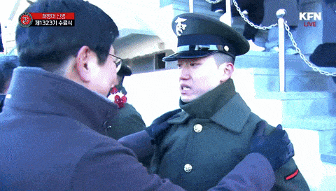  박정희 전 대통령의 장손인 세현(오른쪽)씨가 지난 4일 해병대 병사 수료식에서 아버지 박지만 EG회장에게 경례하고 있다.[국방홍보원 유튜브]