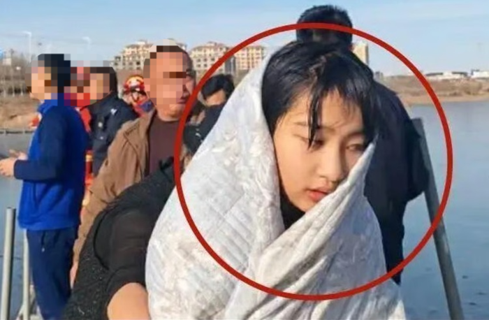 “제가 구할게요”…얼음호수에 빠진 4세 구하려고 뛰어든 미모女의 정체