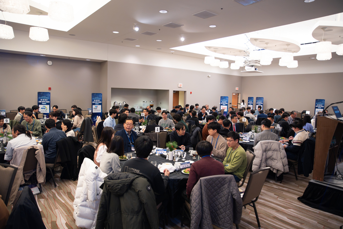  6일(현지시간) 미국 일리노이주 어배너섐페인에서 열린 한미 연구 교류·협력간담회에서 참석자들이 식사를 하며 대화를 나누고 있다.[사진=창의재단]