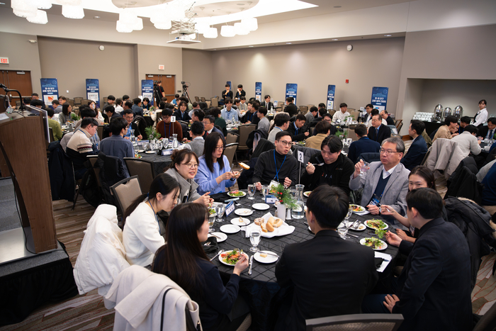  6일(현지시간) 미국 일리노이주 어배너섐페인에서 열린 한미 연구 교류·협력간담회에서 참석자들이 식사를 하며 대화를 나누고 있다.[사진=창의재단]