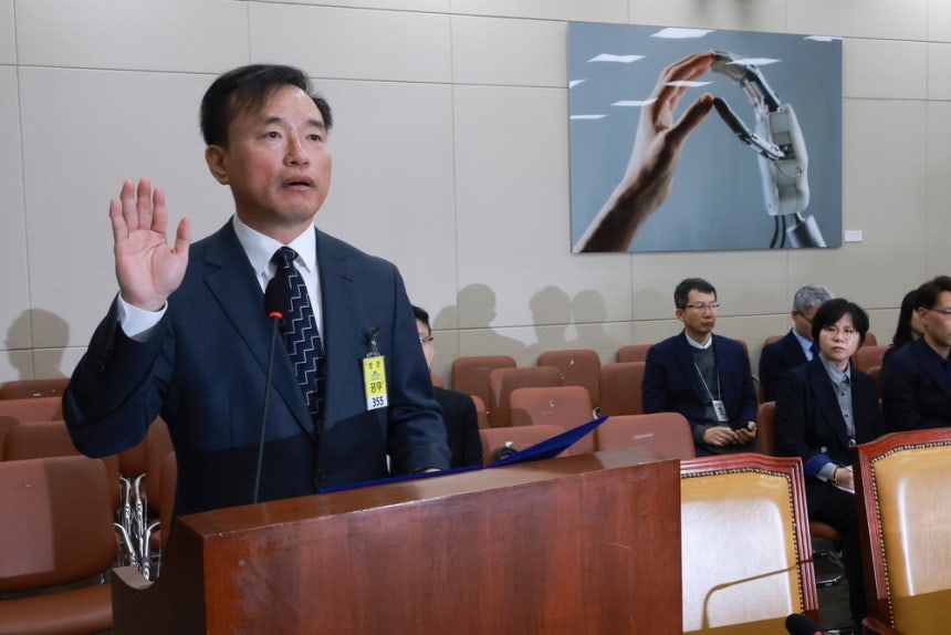 김종철 방송미디어통신위원회 위원장 후보자가 16일 국회 과학기술정보방송통신위원회 인사청문회에 출석해 선서를 하고 있다.연합뉴스