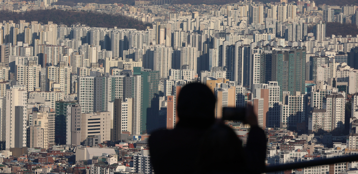  남산에서 바라본 서울 도심의 아파트가 즐비하다.[이승환 기자]
