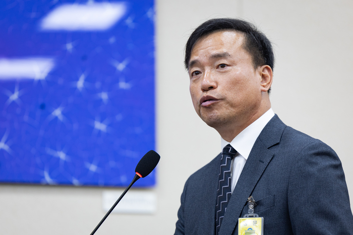  김종철 방송미디어통신위원회 위원장 후보자가 16일 서울 여의도 국회에서 열린 인사청문회에서 모두 발언을 하고 있다.2025.12.16 [뉴스1]