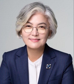 강경화 대사 신임장 주며…李대통령 안부 물은 트럼프