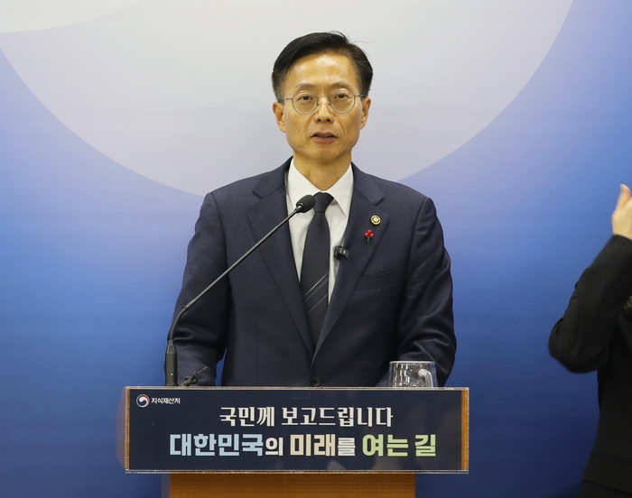  김용선 지식재산처장이 17일 대통령실 업무보고를 마치고 기자 브리핑을 하고 있다.[사진=지식재산처]