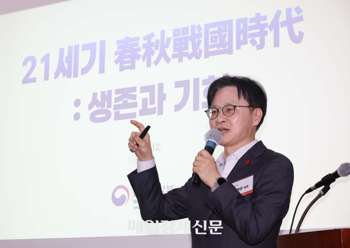  김정관 장관이 지난 16일 열린 매경이코노미스트클럽에서 강연하고 있다.  2025.12.16 [한주형 기자]