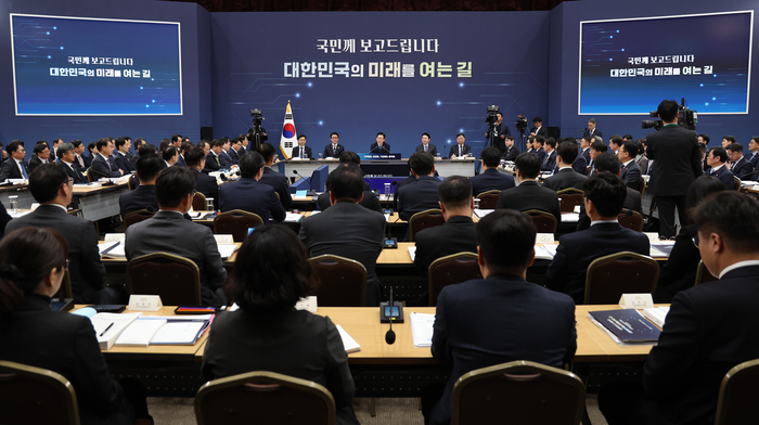  이재명 대통령이 17일 정부세종컨벤션센터에서 열린 산업부·지식재산처·중소벤처기업부 업무보고에서 발언하고 있다.  [사진=연합뉴스]