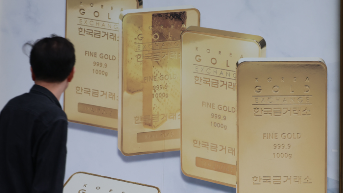  서울 한국금거래소 종로본점에 골드바 사진이 붙어 있다. [이승환기자]