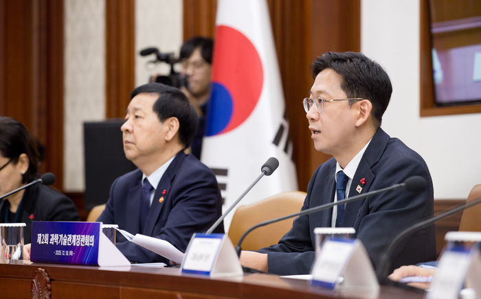 배경훈 부총리 겸 과학기술정보통신부 장관이 18일 오전 서울 종로구 정부서울청사 본관 영상회의실에서 ‘제2회 과학기술관계장관회의’ 를 주재하고 있다. [사진=과학기술정보통신부]