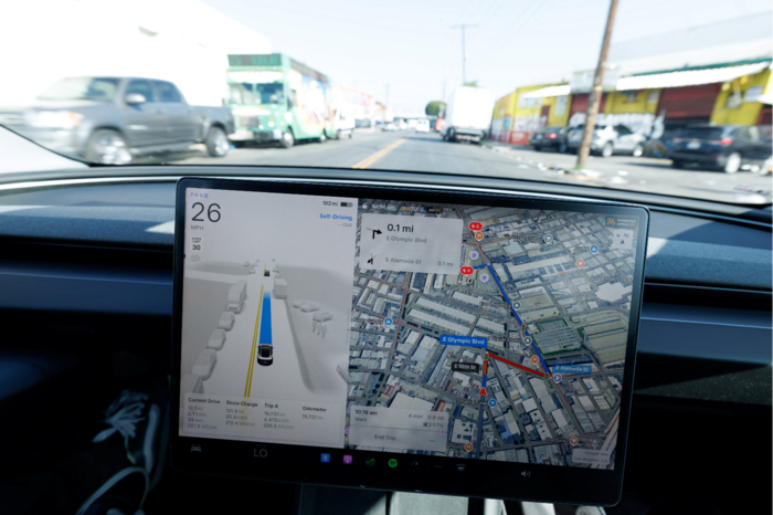  테슬라 FSD 작동 중인 모델3 [로이터=연합뉴스]