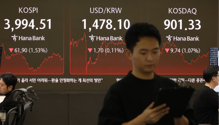 18일 서울 하나은행 본점 딜링룸에 환율·지수가 표시되고 있다. [이승환 기자]