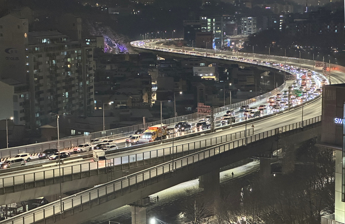  서울 서대문구 홍제IC 인근 내부순환도로가 퇴근길 차량으로 정체를 빚고 있다.[연합뉴스]