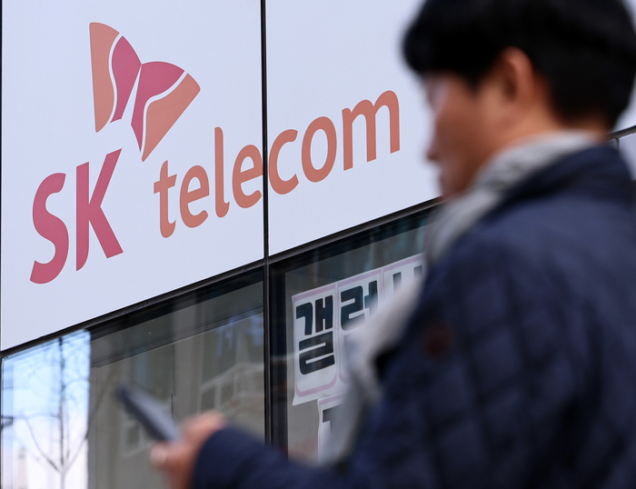  서울 시내에 위치한 SK텔레콤 대리점 앞으로 한 시민이 지나가고 있다.[사진 = 뉴스1]
