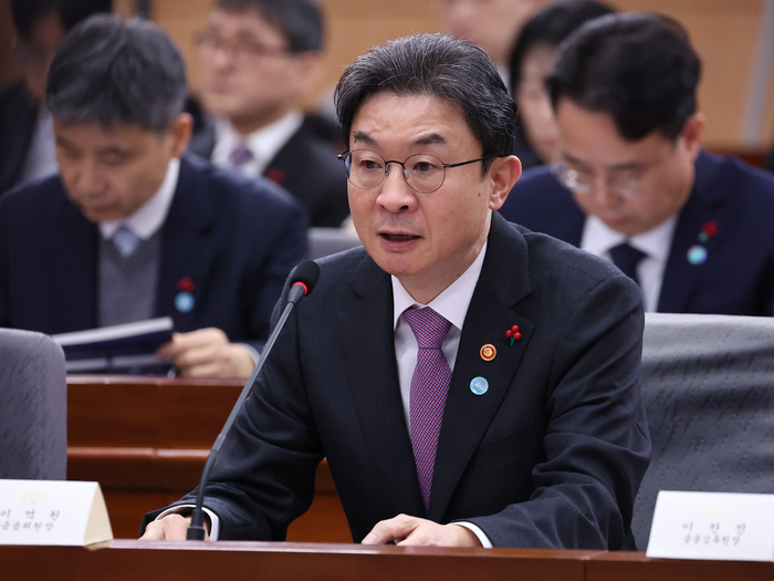  이억원 금융위원장이 19일 정부서울청사 별관에서 이재명 대통령에게 업무보고를 하고 있다.[연합뉴스]