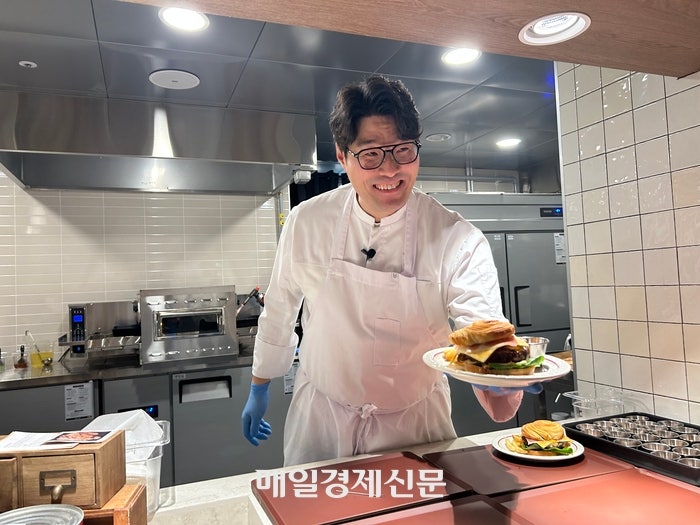  오세득 셰프가 비프 웰링턴 버거를 나눠주는 모습.[변덕호 기자]