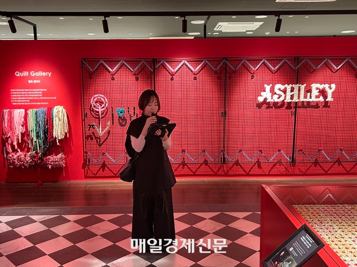  애슐리 브랜드 세계관 설명하는 도슨트.[변덕호 기자]