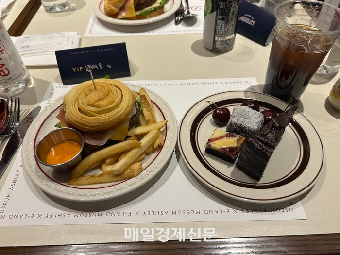  (왼쪽부터) 비프 웰링턴 버거,디저트.[변덕호 기자]