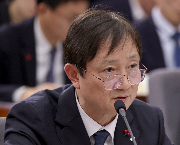  이찬진 금융감독원장이 19일 정부서울청사 별관에서 이재명 대통령의 질의에 답하고 있다.[김호영 기자]